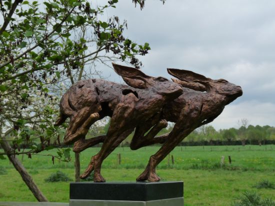 Side by side-zij aan zij is een bronzen beeld van twee rennende hazen. | bronzen beelden en tuinbeelden van Jeanette Jansen |